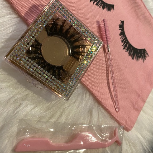 Lashes - Picture 4 of 15